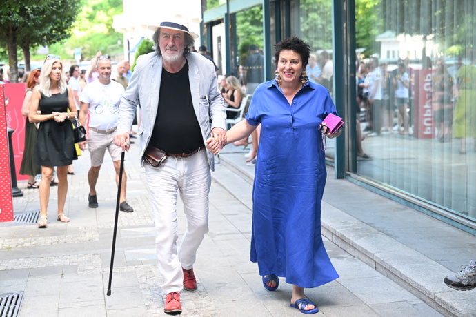 Elegán Bolek Polívka neodložil po slavnostním zahájení slamák ani na kolonádě. Tentokrát jím doplnil světlé sáčko, kalhoty a tmavé basic tričko. Společnost mu v ulicích dělala nejen královsky modrá manželka Marcela, ale i švihácká hůlka.