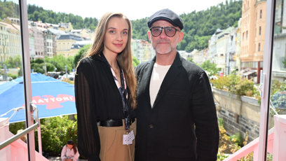 FOTO: Hynek Čermák se svou partnerkou na tiskovce k novému filmu Neporazitelní.