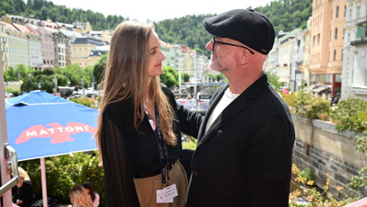 FOTO: Hynek Čermák se svou partnerkou na tiskovce k novému filmu Neporazitelní.