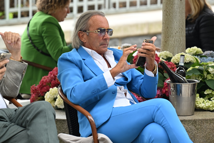 Leo Beránek má na sobě velmi extravagantní brýle.
