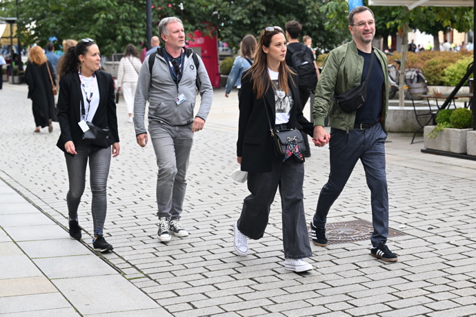 Ondřej Sokol se prochází se svou partnerkou.