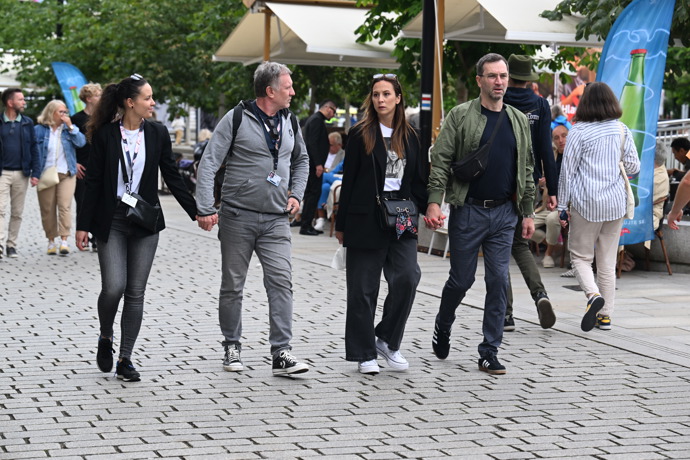 Ondřej Sokol a partnerka působí jako sehraná dvojice.