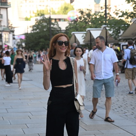 Jestli je letos ve Varech někdo za divu, pak je to vedle tradiční harcovnice Ani Geislerové především herečka Hana Vagnerová. Oslnila už při zahájení na červeném koberci a vysokou laťku si držela i na kolonádě.