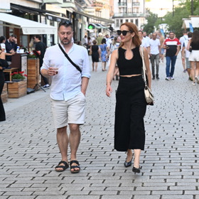 Zkrácené kalhoty do zvonu s vysokým pasem a k nim barevně ladící crop top s výstřihem lemovaným stříbrnými prvky, to je outfit, který bychom chtěli v ulicích vídat častěji.