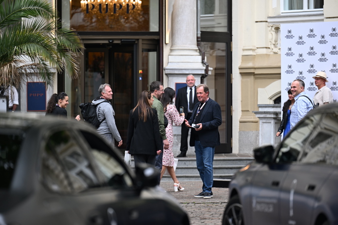 Finger i Sokol s partnerkami zamířili do hotelu Pupp.
