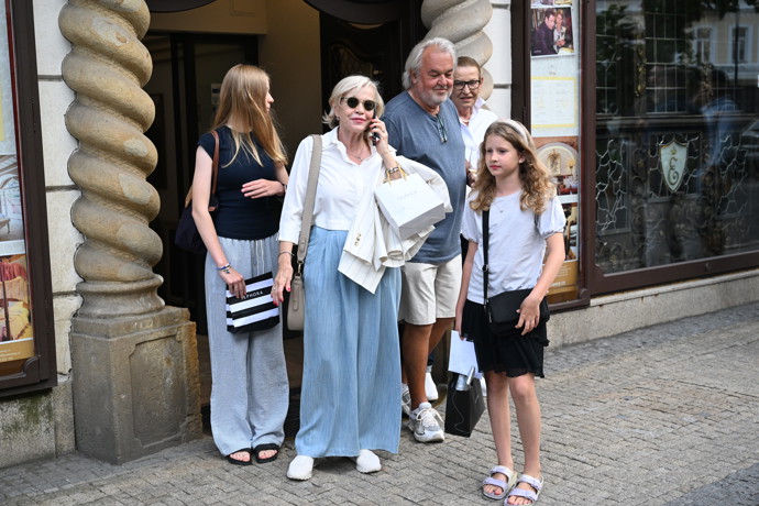 Jana Švandová si užívá Vary s vnoučaty.