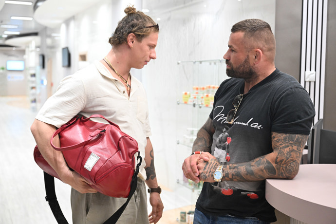 Pavel Tóth vedle MMA zápasníka Karlose Vémoly.