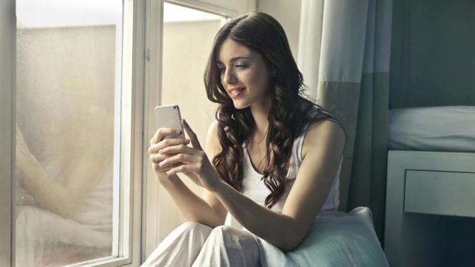 Tři znamení zvěrokruhu, která si nedovedou představit život bez mobilu
