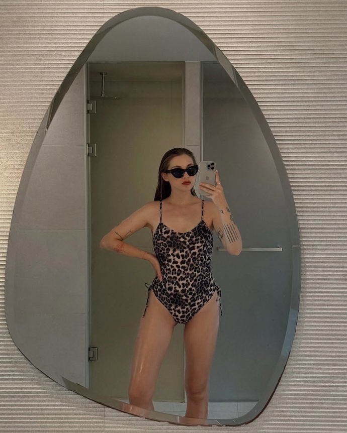 Pavlína v leopardích plavkách.