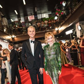 Na červený koberec přišla Aňa v doprovodu návrháře šatů, Jana Černého. 