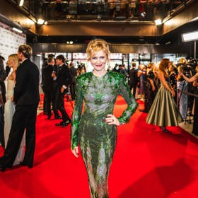 Herečka Aňa Geislerová vynesla na zahájení filmového festivalu šaty poseté aplikacemi kapek, vyrobenými ze zeleného pivního skla.