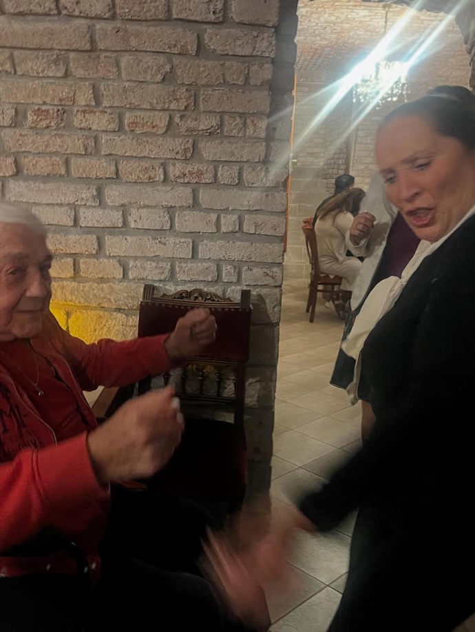 Veronika Žilková sdílela nedávné momenty. „Před měsícem jsi, Jiříčku, ještě tančil s Evou na narozeninách Antonína Gondolána. Smál ses s Felixem, Agátou a život tě bavil do poslední chvíle.  Sbohem, český Belmondo, R.I.P."
