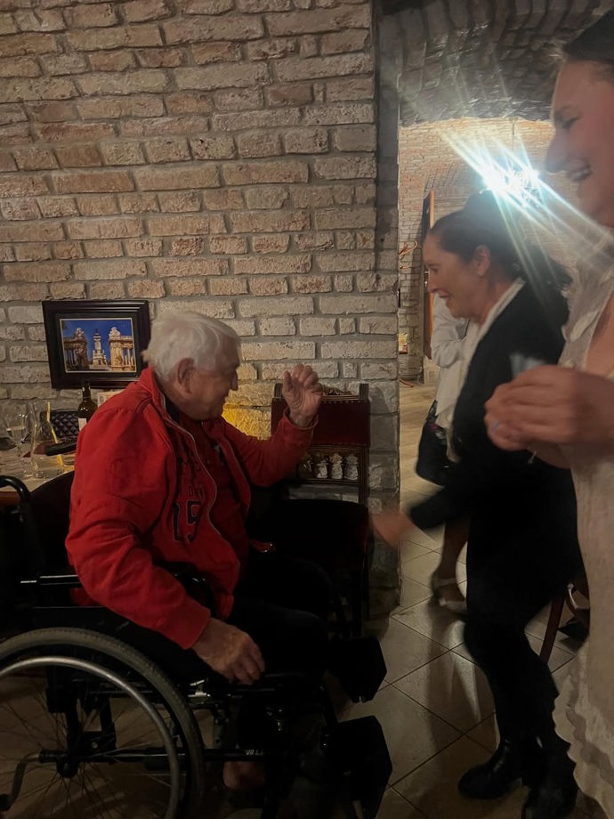 Veronika Žilková sdílela nedávné momenty. „Před měsícem jsi, Jiříčku, ještě tančil s Evou na narozeninách Antonína Gondolána. Smál ses s Felixem, Agátou a život tě bavil do poslední chvíle.  Sbohem, český Belmondo, R.I.P."