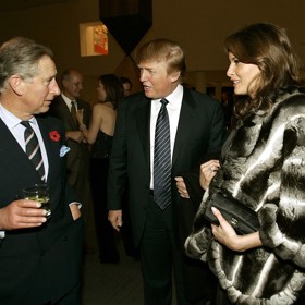 Donald a Diana se setkali při několika příležitostech, například během princezniny návštěvy New Yorku v roce 1995. S britskou královskou rodinou Trump udržuje pravidelný kontakt i jako prezident. Na snímku s manželkou Melanií a exmanželem nedobytné Diany, princem Charlesem, v roce 2005.