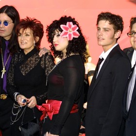 Ozzy Osbourne se svými dětmi, manželkou a rodinným kamarádem.