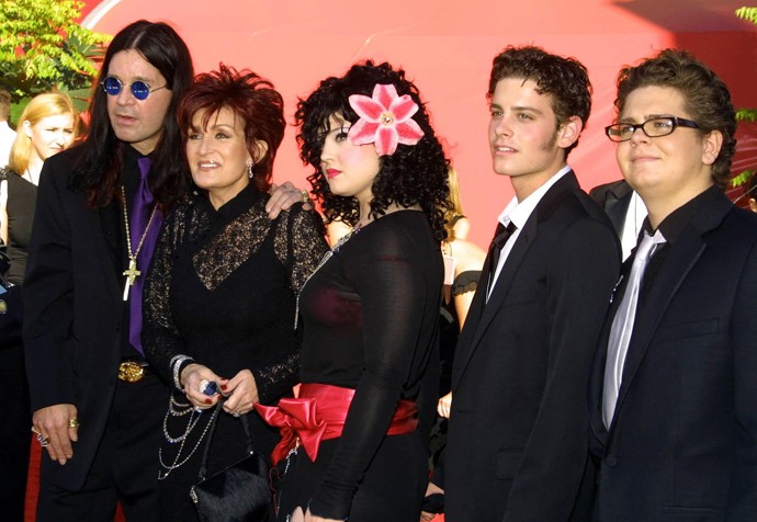 Ozzy Osbourne se svými dětmi, manželkou a rodinným kamaráde.