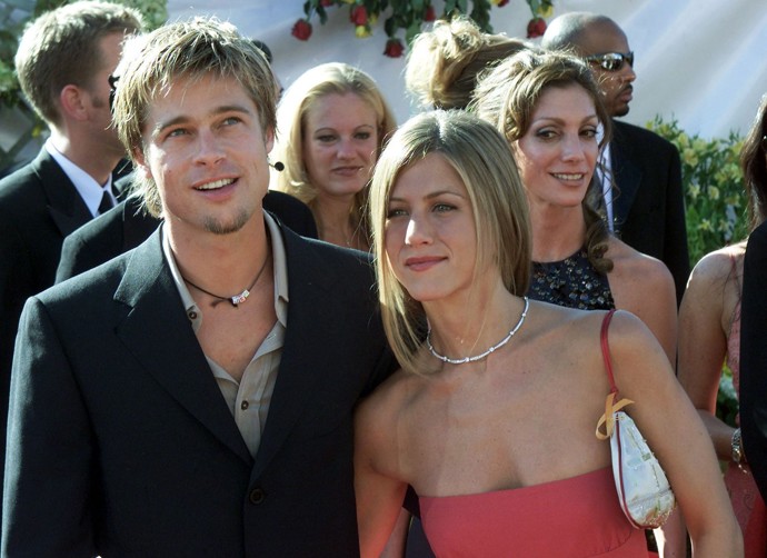 Od svatby Brada Pitta a Jennifer Aniston uplynulo 25 let. Miláčci Hollywoodu spolu vydrželi pět let, dokud Brad nenašel zalíbení ve filmové kolegyni Angelině Jolie. Mnozí mu to dodnes vyčítají a možná i sám blonďatý fešák by svůj někdejší krok rád vzal zpátky.