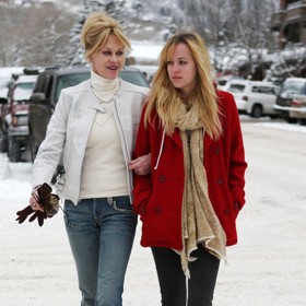 Melanie Griffith původně nechtěla, aby se Dakota stala herečkou. Moc dobře věděla, jak to ve filmovém světě chodí a že je spojen s častým cestováním, nežádoucí pozorností a nelehkými mezilidskými vztahy.