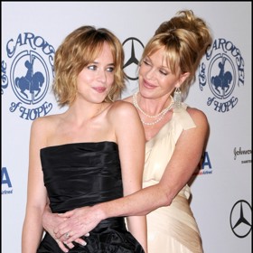 I když s maminkou Melanií má Dakota vynikající vztah, příliš fyzicky podobné si nejsou.