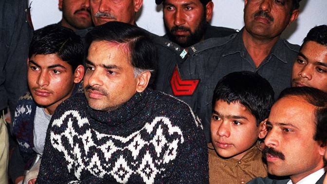 Javed Iqbal u soudu s mladíky, kteří mu pomáhali se skrýváním.