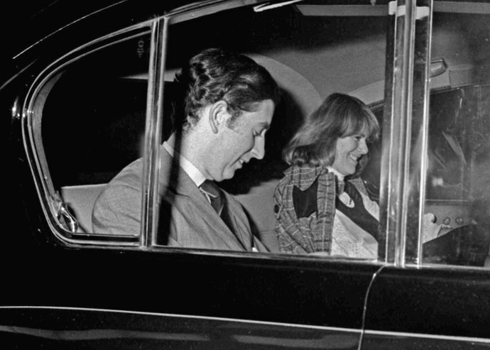 Charles a Camilla spolu začali chodit začátkem sedmdesátých let. Královně Alžbětě II. se ale románek jejího synka moc nepozdával, a tak ho poslala na vojnu. Zhrzená Camilla se zatím provdala za důstojníka Andrewa Parker Bowlese.