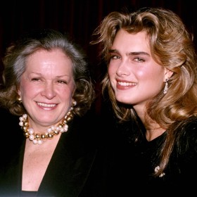 Za vznikem sexsymbolu jménem Brooke Shields stála hereččina maminka Teri, která už v dceřiných deseti letech svolila k tomu, aby nafotila nahé snímky pro Playboy. V jedenácti pak měla Brooke sexuálně explicitní scény ve filmu Děvčátko a ve dvanácti o ní vyšel z dnešního pohledu značně nechutný článek.