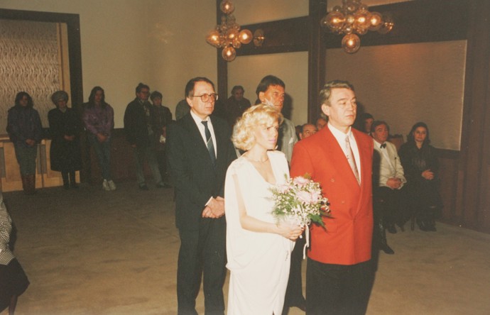 Hanka Krampolová oblékla jednoduché bílé šaty. 