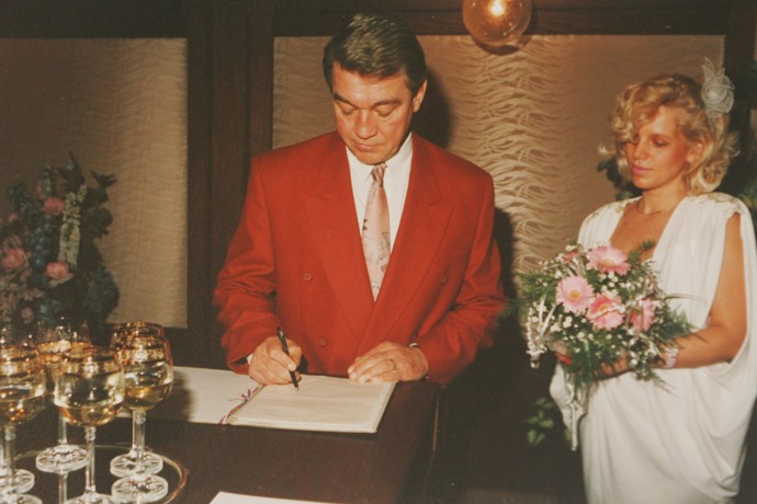 Čtvrtá svatba populárního baviče a herce proběhla v roce 1993. 