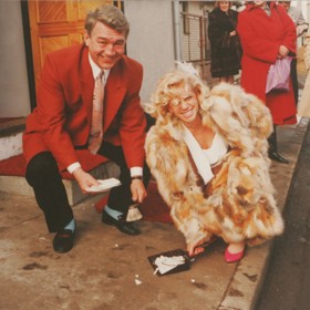 Svatbu Jiřího Krampola s čtvrtou ženou Hankou dokumentovala česká média.