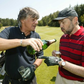 Jiří Bartoška a Marek Eben byli sousedé Josefa Kokty. Chodili spolu na pivo a ve Varech pak na golf.