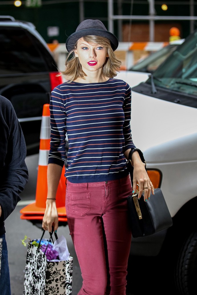 Pokud preferujete užší kalhoty i výraznější doplňky jako třeba klobouk, můžete se inspirovat u zpěvačky Taylor Swift.