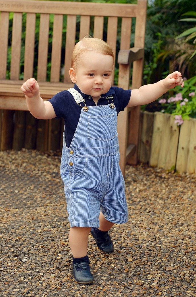 Princ George je nejstarším potomkem následníka britského trůnu, prince Williama, a jeho manželky Kate Middleton. Jak vidno, budoucí král se měl od narození pěkně k světu, takže utekl prvnímu roku.
