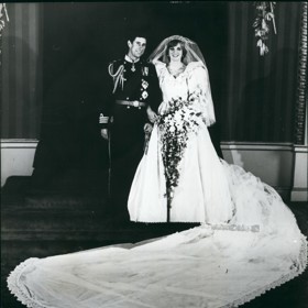 To Diana a Charles, sezdaní v roce 1981, byli svoji o deset let déle. Byť z jejich manželství vzešli dva synové - princové William a Harry - šťastní spolu dlouho nebyli. Stejně jako Brad našel i Charles zalíbení v jiné ženě, jíž v jeho případě byla dávná láska Camilla Parker Bowles.