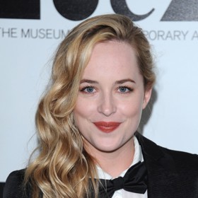 V roce 2011 předvedla Dakota dlouhé zvlněné vlasy sčesané na stranu. Rafinovaně tak dodala ženský prvek pánskému outfitu.