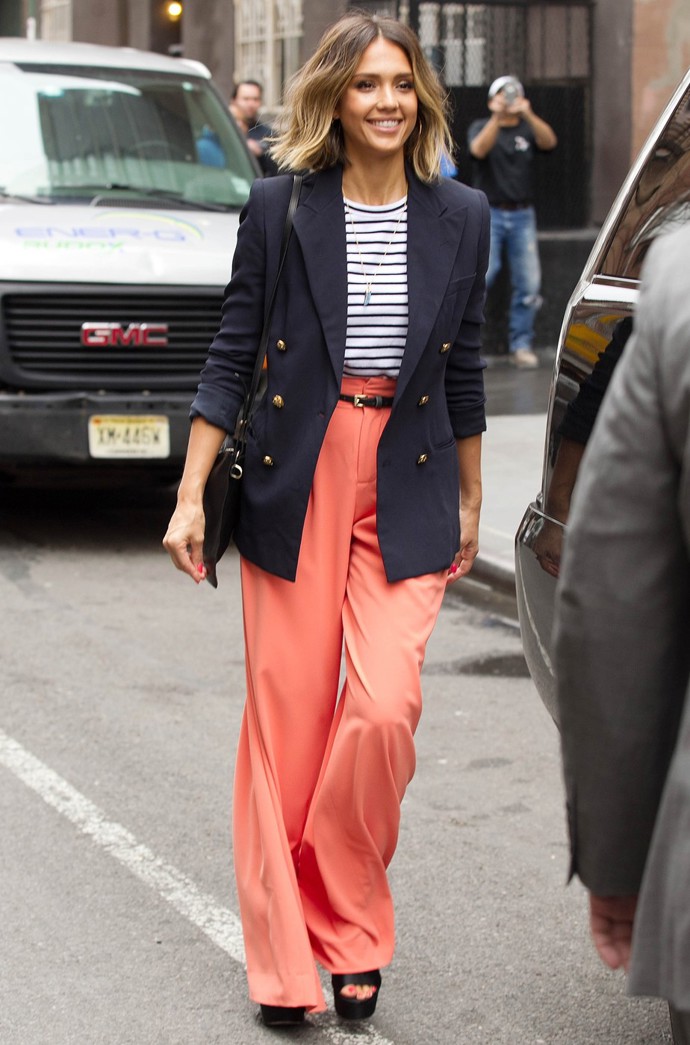 Šmrncovní outfit s pruhovaným tričkem oblékla i herečka Jessica Alba, která vsadila na oversize sako i kalhoty trendy volného střihu.
