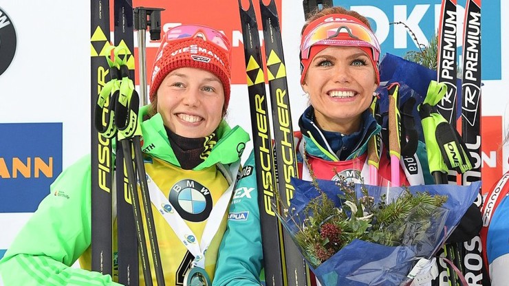 Gabriela Soukalová s Laurou Dahlmeierovou (vlevo) a Dorotheou Wiererovou.
