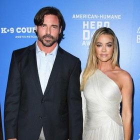Denise Richards s manželem Aaronem Phypersem, který ji měl údajně fyzicky i psychicky napadat.