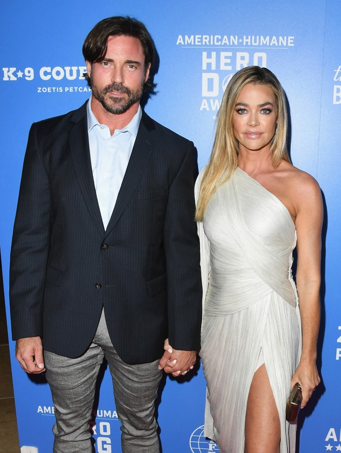 Denise Richards s manželem Aaronem Phypersem, který ji měl údajně fyzicky i psychicky napadat.