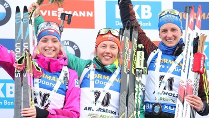 FOTO: Laura Dahlmeierová uprostřed a vlevo Markéta Davidová.