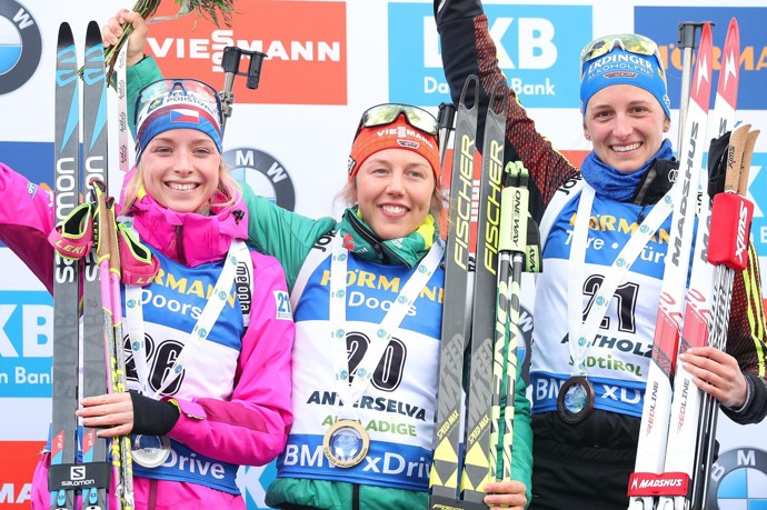 Laura Dahlmeierová uprostřed a vlevo Markéta Davidová.
