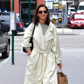 Herečka Katie Holmes top s proužky zkombinovala s šik trenčkotem a balerínkami.