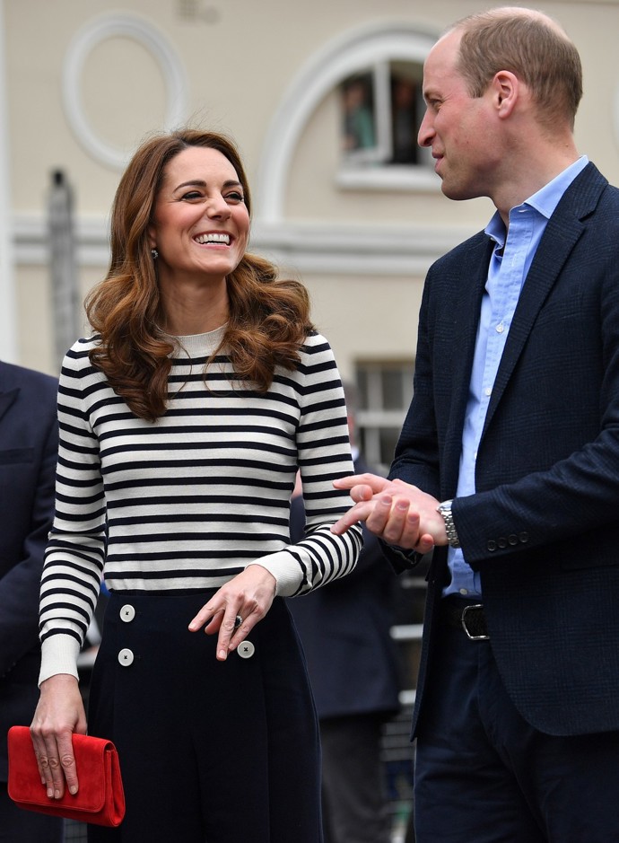 Námořnický styl umocnily princezniny kalhoty. Celýt outfit pak oživily červené doplňky