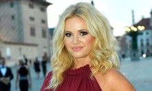 Monika Babišová se ve Španělsku odvázala: Opalování nahoře bez a pózování s býkem