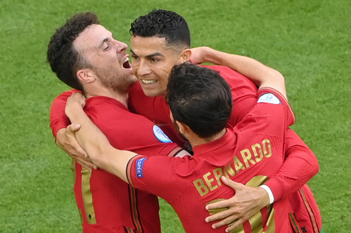 Diogo Jota s Cristianem Ronaldem.