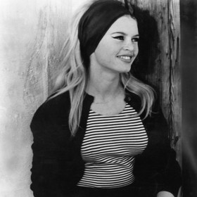 Námořnický styl je spojený s nenucenou francouzskou elegancí. Mezi její průkopnice patří i legendární herečka Brigitte Bardot