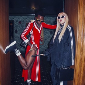 Vedle toho si přivydělává modelingem a může se pochlubit excentrickým vkusem, co se týká odívání. I to evidentně zdědil po mámě.