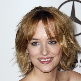 Dakotě Johnson se totiž v začátcích kariéry evidentně stala stran účesů i barvy vlasů inspirací maminka Melanie Griffith.