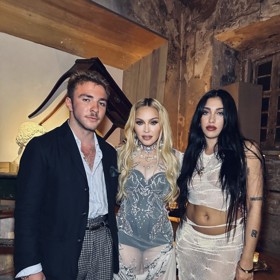 Zpěvačka Madonna je šestinásobnou maminkou. Dvě děti má biologické - Lourdes a Rocca (na snímku) - a čtyři adoptované. Všechny ale vede přísnou rukou, a jakmile se osamostatní, finančně je nepodporuje.