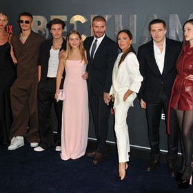 Šestičlenná rodina Davida a Victorie Beckhamových musí být především slušně vychovaná, tedy tak, jak to znají z domova oni sami. Děti - zleva Romeo, Cruz, Harper a Brooklyn - tak uměli zdravit, děkovat a prosit už od útlého věku.