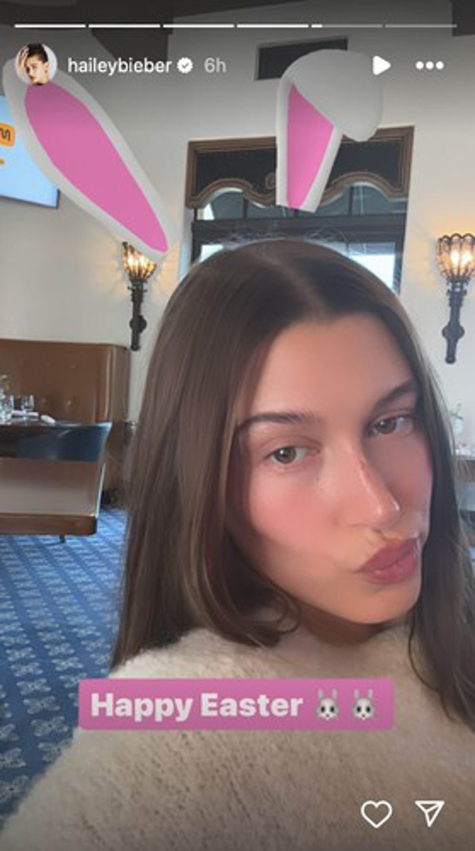 Hailey Bieber vypadá i bez líčidel perfektně.